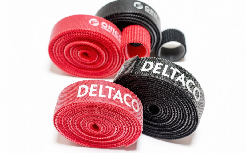 Velcro roles pro kabely na bílém pozadí.