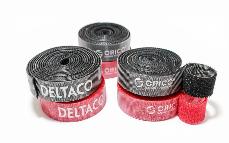 Velcro roles pro kabely na bílém pozadí.
